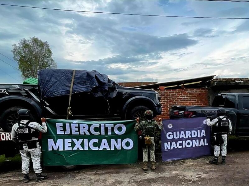 Aseguran dos camionetas y mil 750 dosis de droga en Tangancícuaro