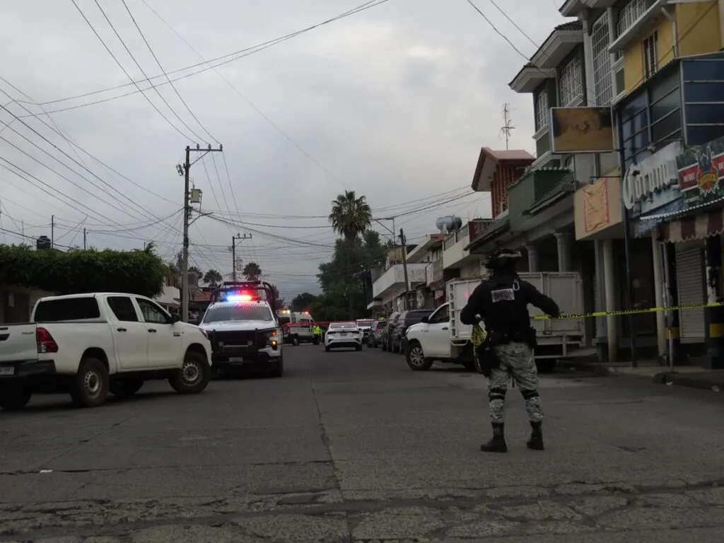 Atacan a balazos a automovilista cerca de secundaria en Uruapan