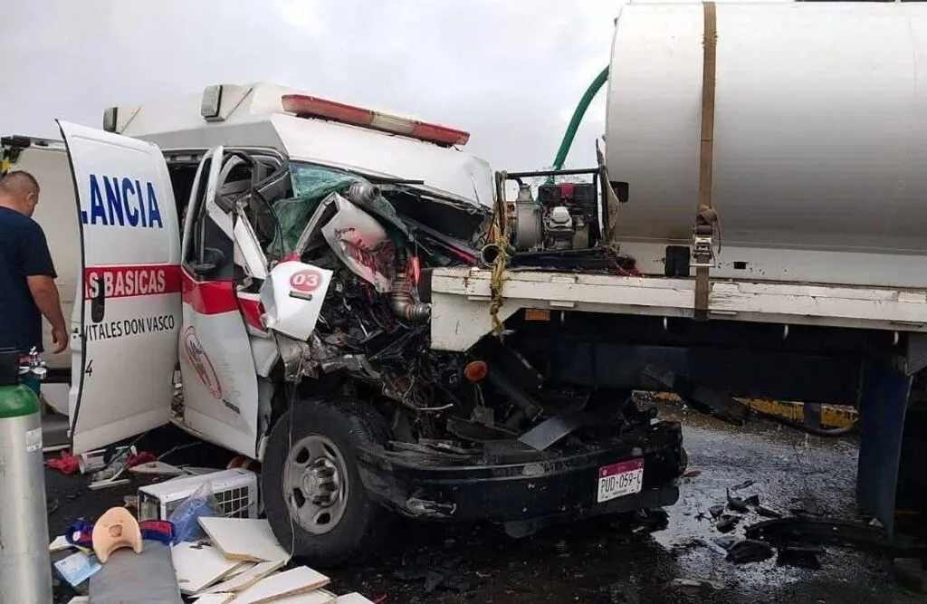 Aumenta a tres el número de fallecidos por choque de ambulancia en la Morelia-Pátzcuaro