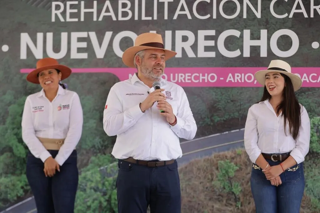 Bedolla arranca rehabilitación del tramo carretero Gabriel Zamora-Nuevo Urecho-Ario-2
