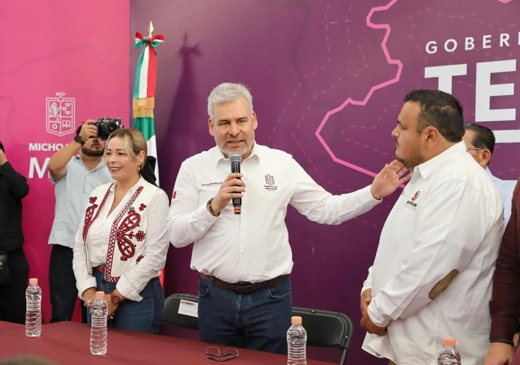 Bedolla atiende en audiencia pública a familias de Lagunillas-1