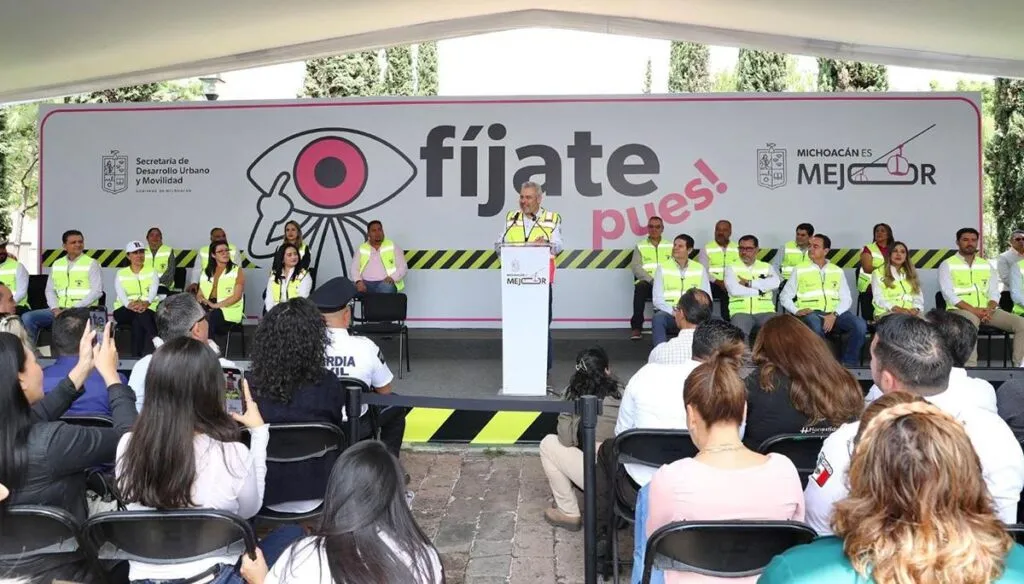 Bedolla firma iniciativa para que compraventa de motos incluya casco certificado