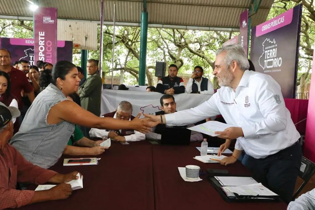 Bedolla garantiza abasto de agua potable en Ario