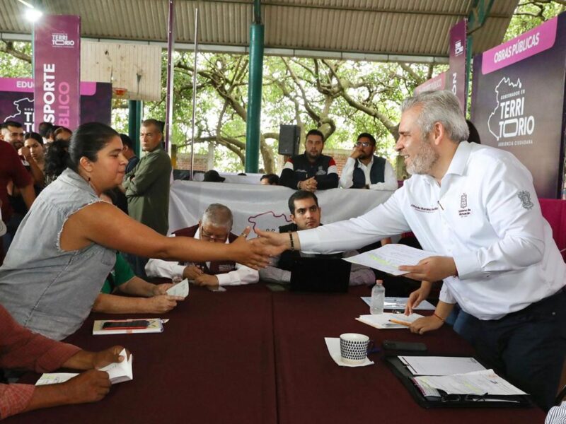 Bedolla garantiza abasto de agua potable en Ario