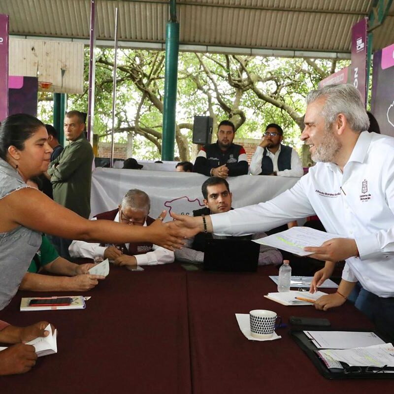 Compromete Bedolla garantizar abasto de agua potable en audiencia pública en Ario