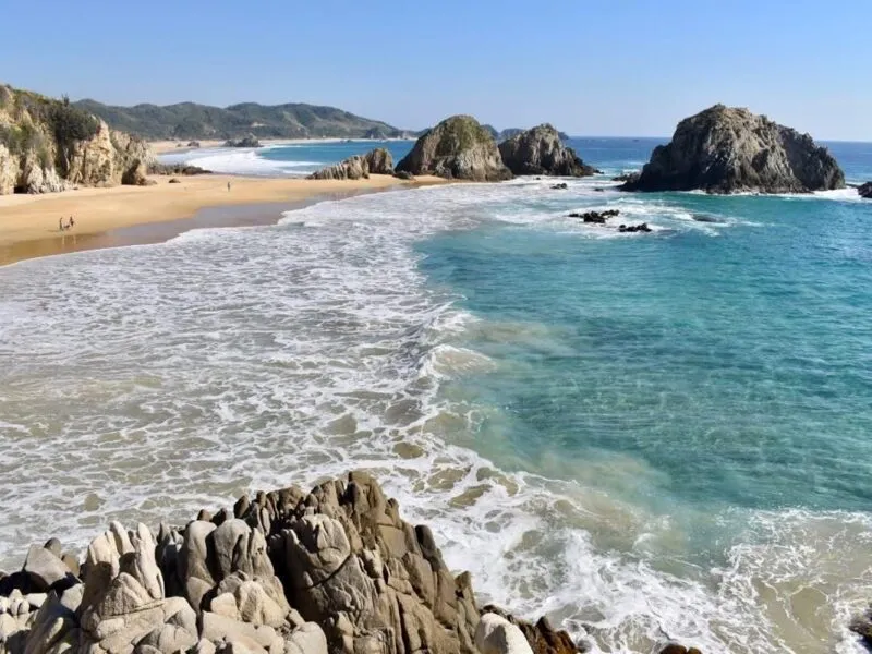 Bedolla pone en duda dictamen de COFEPRIS sobre playas