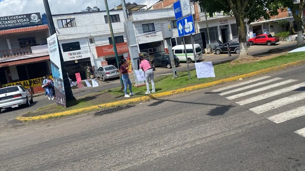 Bloquean vialidad en Pátzcuaro para exigir la aparición de un joven-1