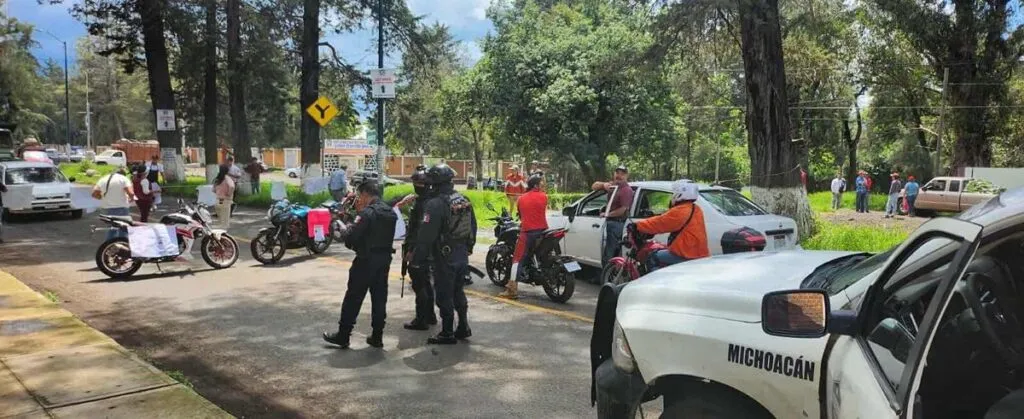 Bloqueo exigiendo avances en desaparición de Santiago Cruz
