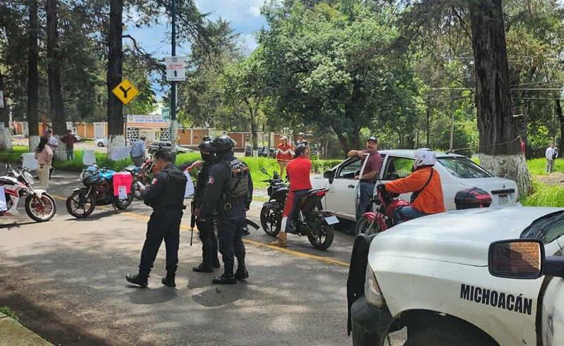 Bloqueo exigiendo avances en desaparición de Santiago Cruz