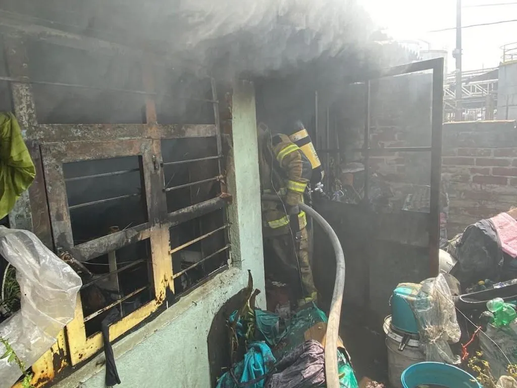 Bomberos sofocaron incendio de basura dentro de domicilio de Morelia