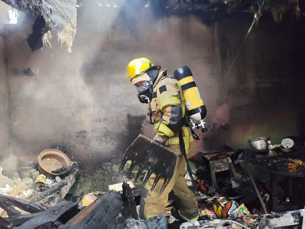 Bomberos sofocaron incendio en domicilio de Morelia; acumulaba basura y material reciclable