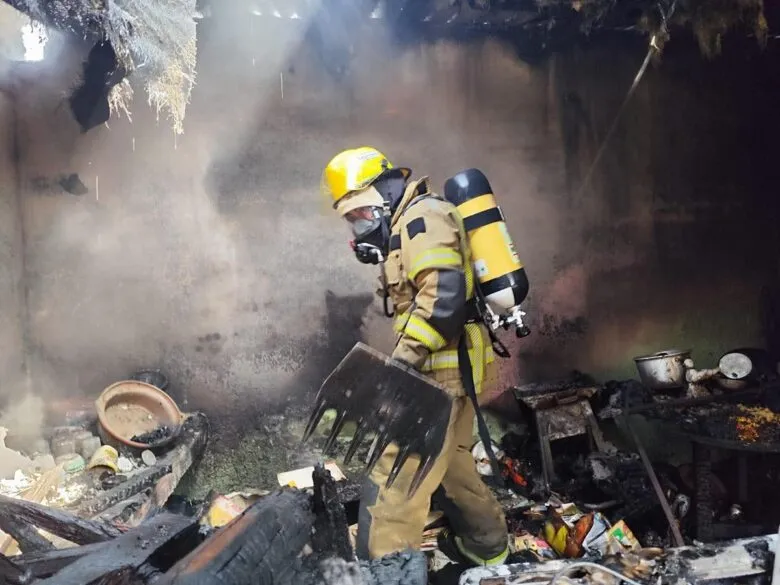 Bomberos sofocaron incendio en domicilio de Morelia; acumulaba basura y material reciclable