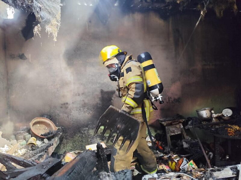 Bomberos sofocaron incendio en domicilio de Morelia; acumulaba basura y material reciclable