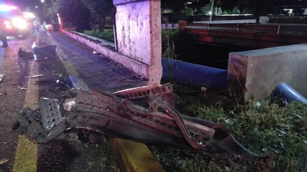 Cae con su vehículo a las vías del tren y salva la vida