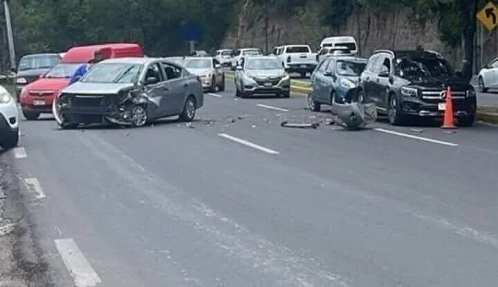 Carambola de tres autos en Morelia deja solo daños materiales tras accidente