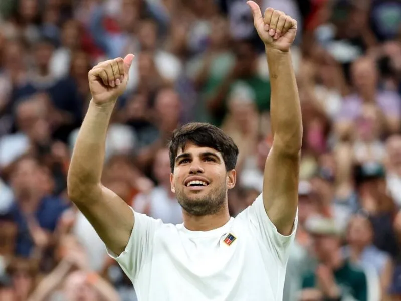 Carlos Alcaraz remonta ante Rublev y avanza en Wimbledon