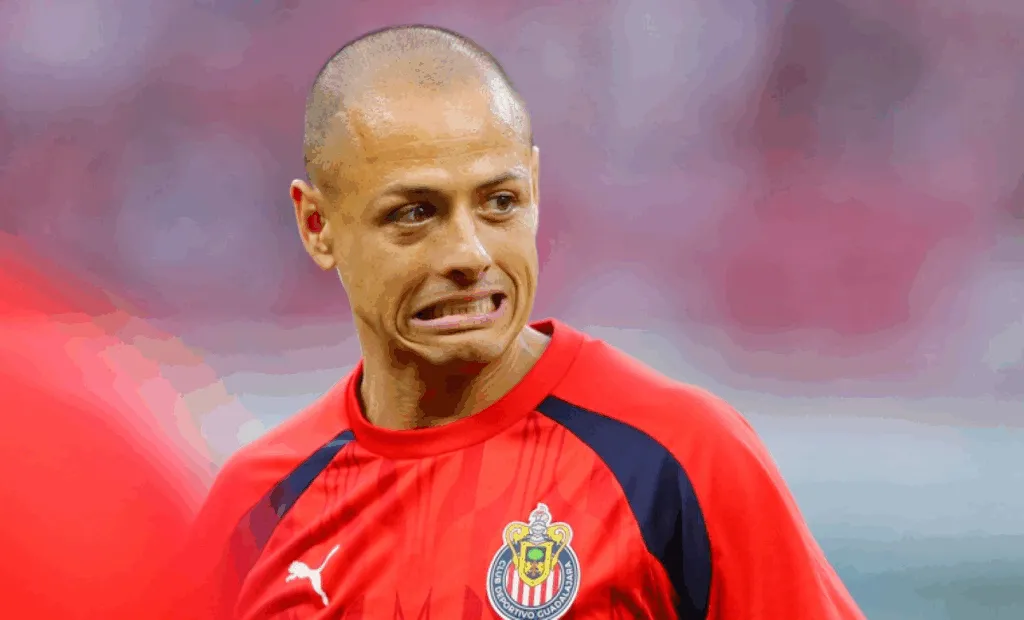 Chivas reprueba a Chicharito por comentarios polémicos