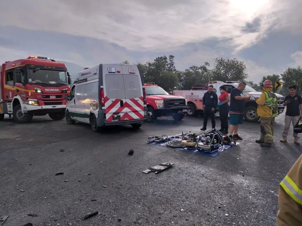 Choque entre ambulancia y pipa de agua deja dos muertos y dos heridos en la Morelia-Pátzcuaro