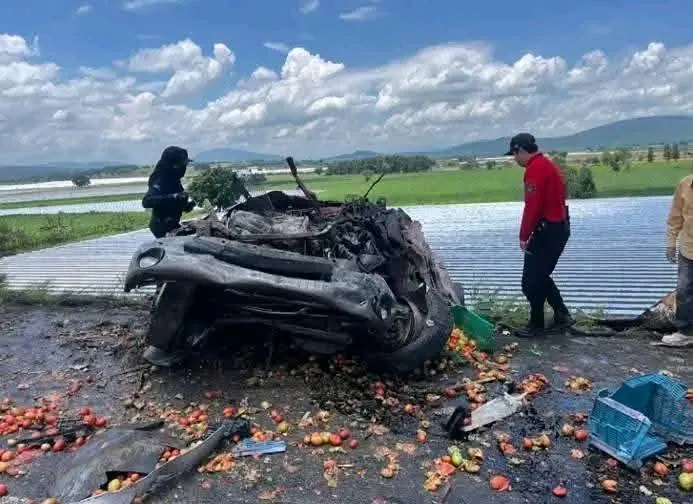 Choque entre tráiler y camioneta deja una persona a fallecida en Yurécuaro-1