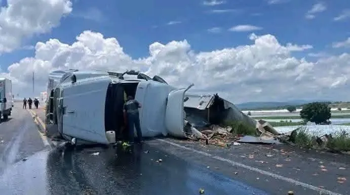 Choque entre tráiler y camioneta deja una persona a fallecida en Yurécuaro-2