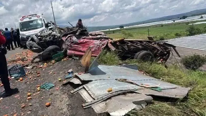 Choque entre tráiler y camioneta deja una persona a fallecida en Yurécuaro