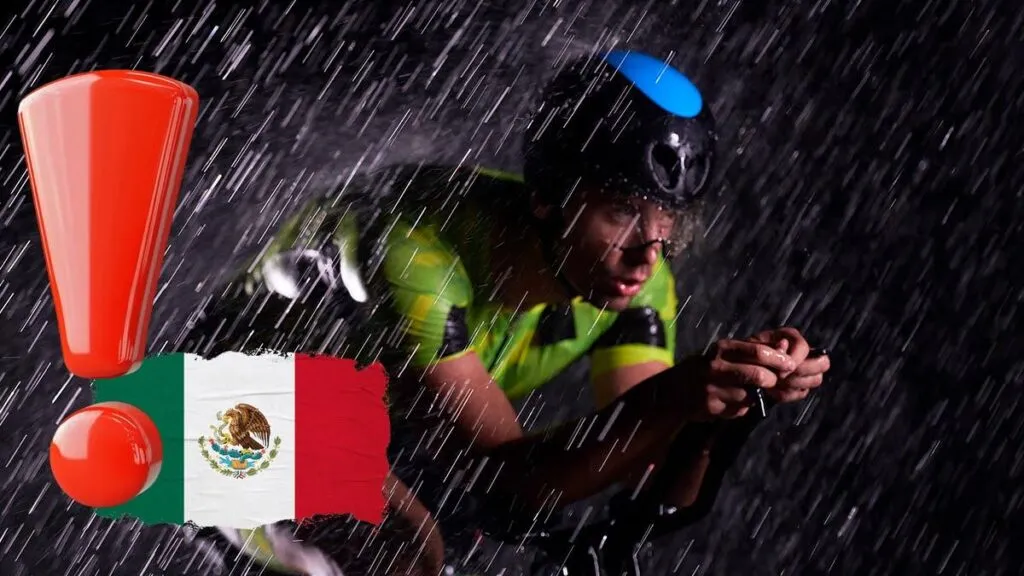 ciclista bajo difíciles condiciones climáticas