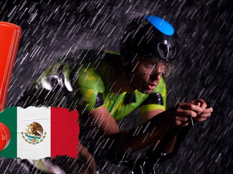 ciclista bajo difíciles condiciones climáticas