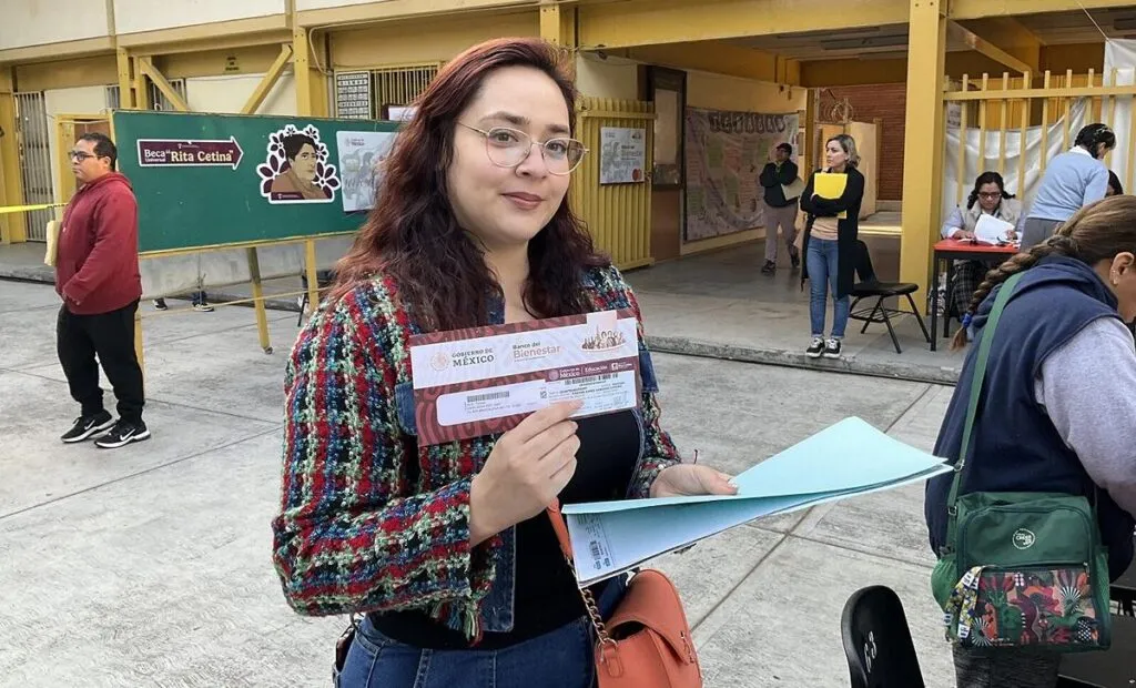 Ciudadana mostrando Beca Rita Cetina