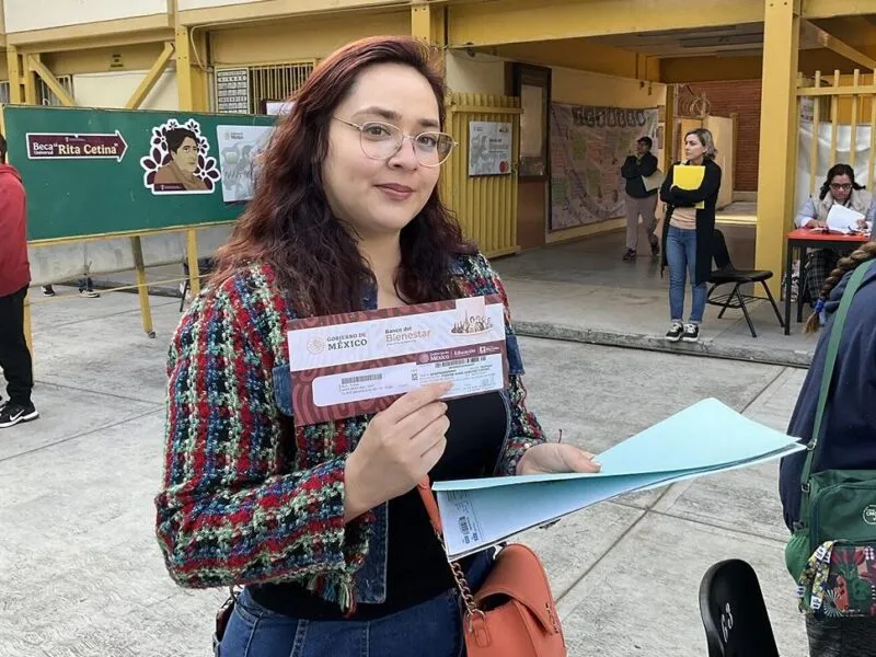 Ciudadana mostrando Beca Rita Cetina