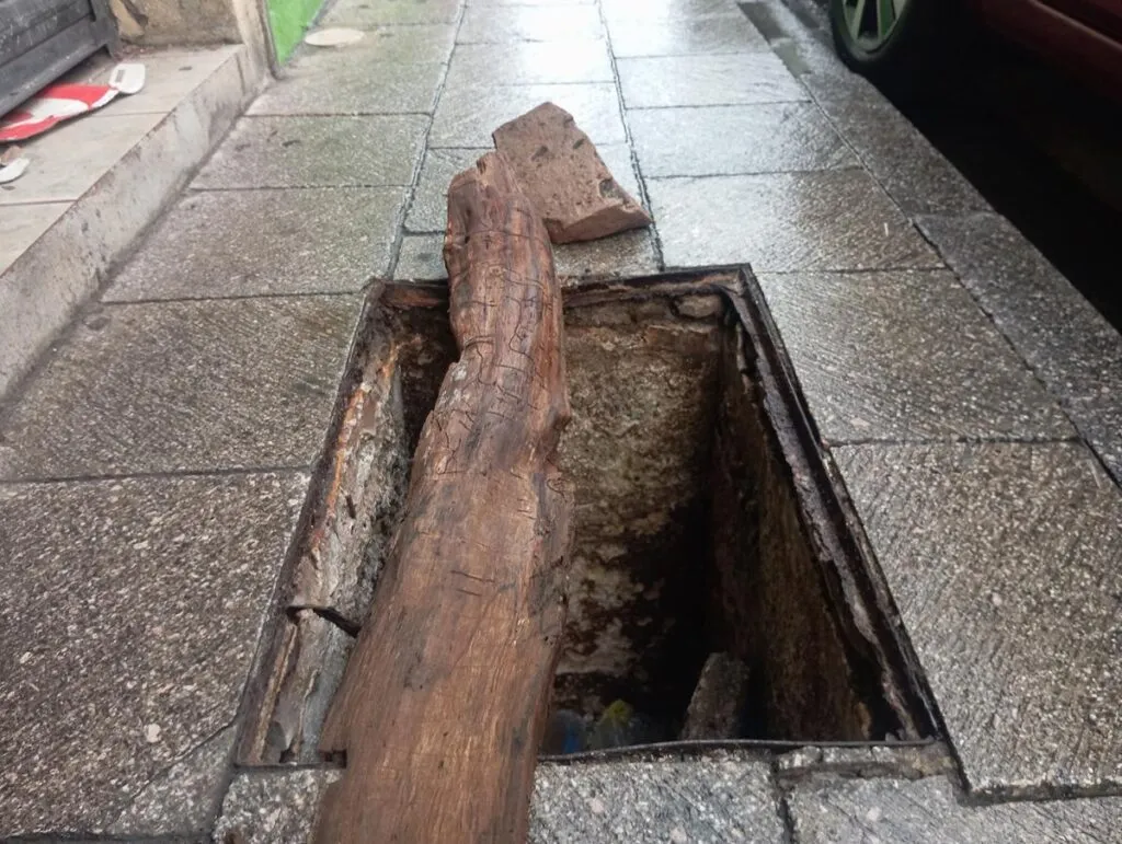Coladeras expuestas, un peligro constante para peatones en Morelia