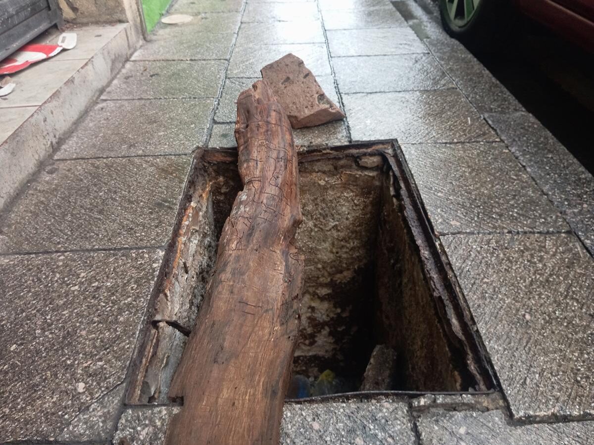 Coladeras expuestas, un peligro constante para peatones en Morelia