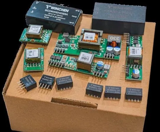 Componentes electrónicos sobre caja de embalaje