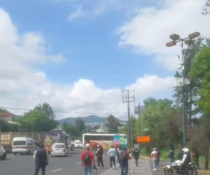 Comuneros de Cherán bloquean acceso a Casa Michoacán previo a movilización