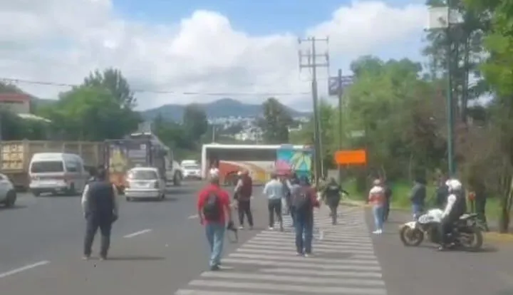 Comuneros de Cherán bloquean acceso a Casa Michoacán previo a movilización