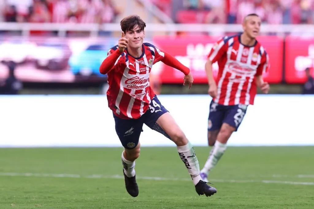 Con doblete de la Hormiga, ganan las Chivas