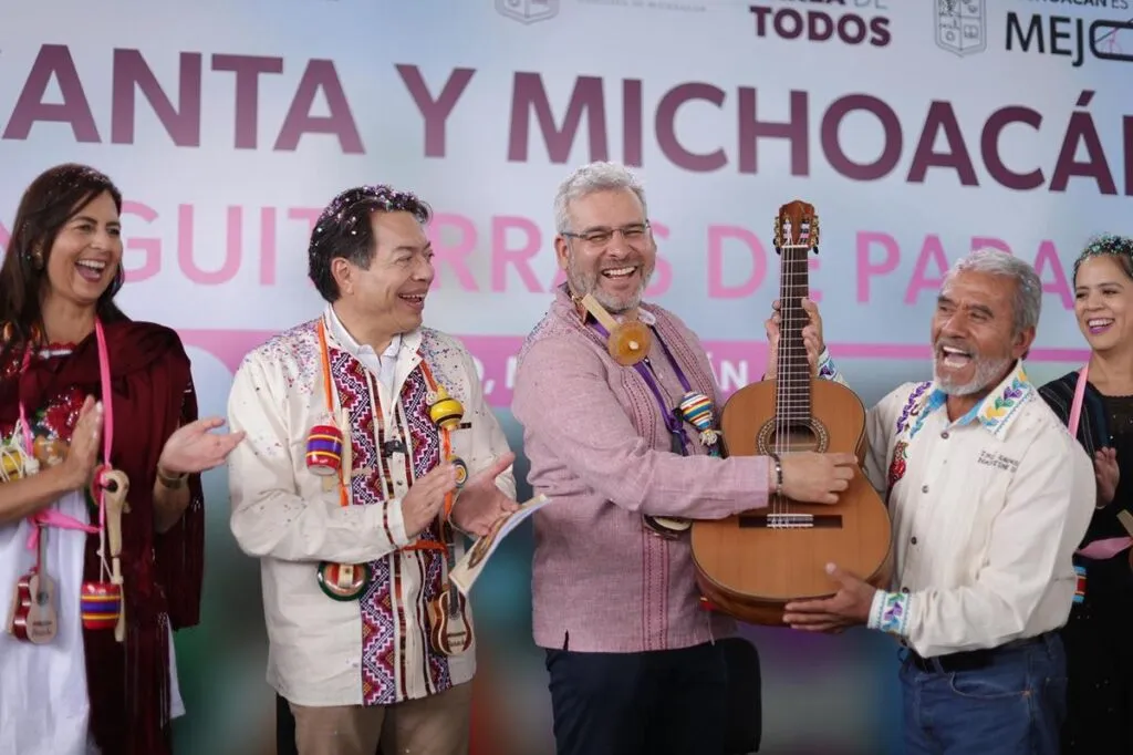 Con entrega de guitarras de Paracho a secundarias se reforzará la producción de artesanos: Bedolla-1