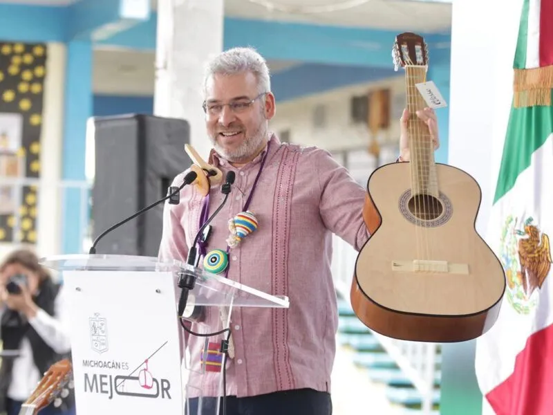 Con entrega de guitarras de Paracho a secundarias se reforzará la producción de artesanos: Bedolla