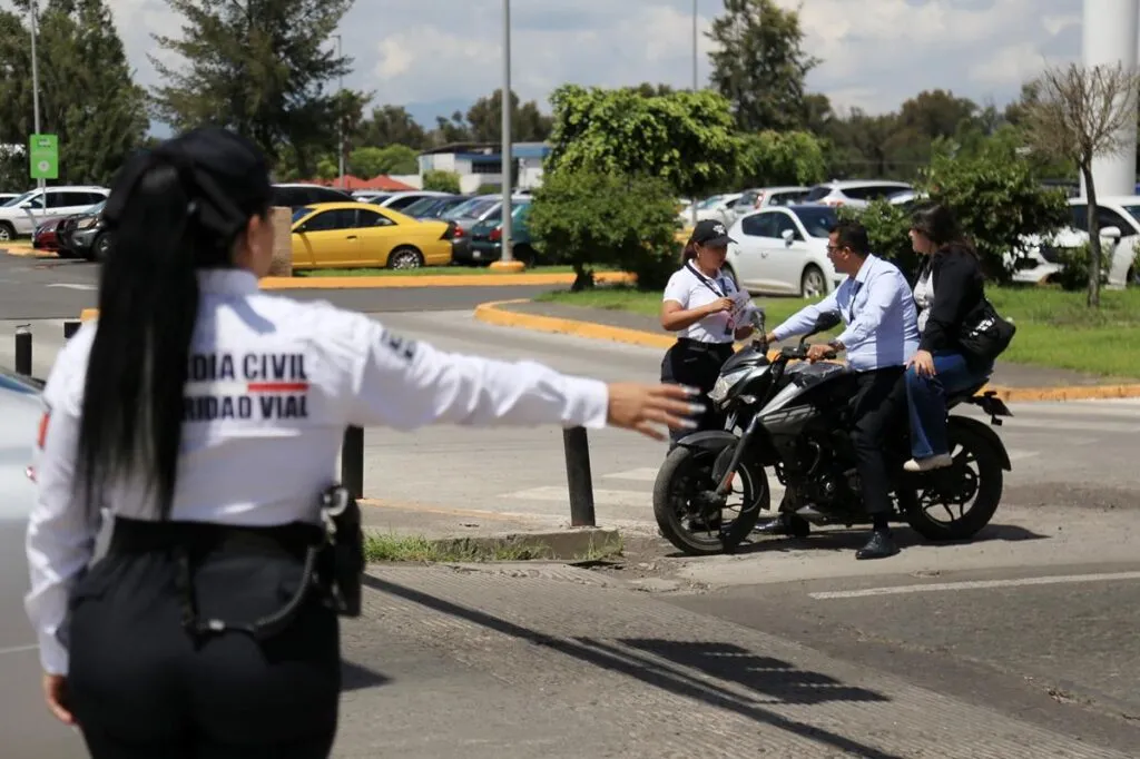 Concientizan a conductores de motocicletas sobre uso de casco en Michoacán