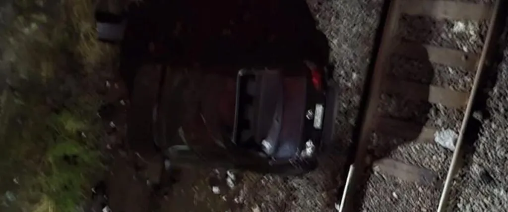 Conductor cae con su vehículo a las vías del tren en Morelia; se salva