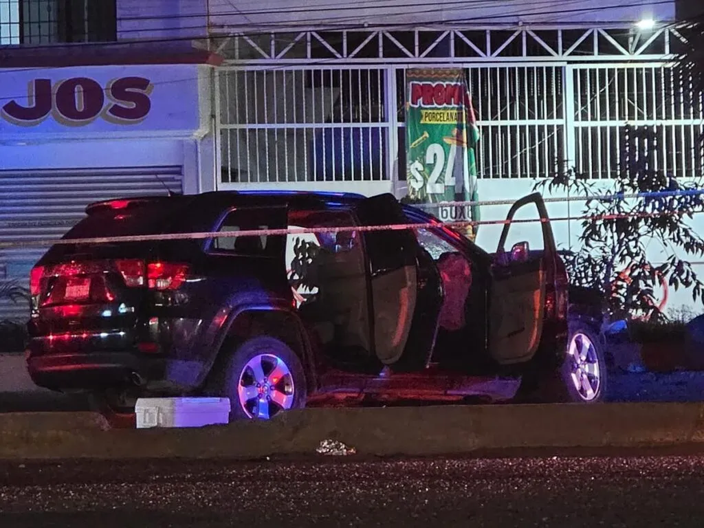 conductor pierde control en accidente y choca contra poste en Lázaro Cárdenas