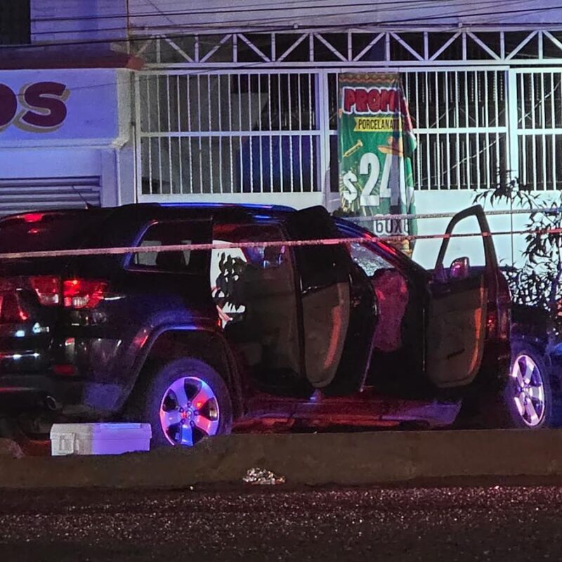 Conductor pierde el control y se impacta contra un poste en Lázaro Cárdenas