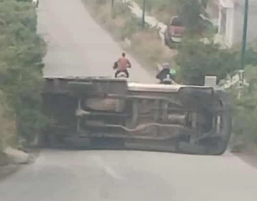 Conductor pierde control y vuelca camioneta cerca de Ciudad Industrial de Morelia