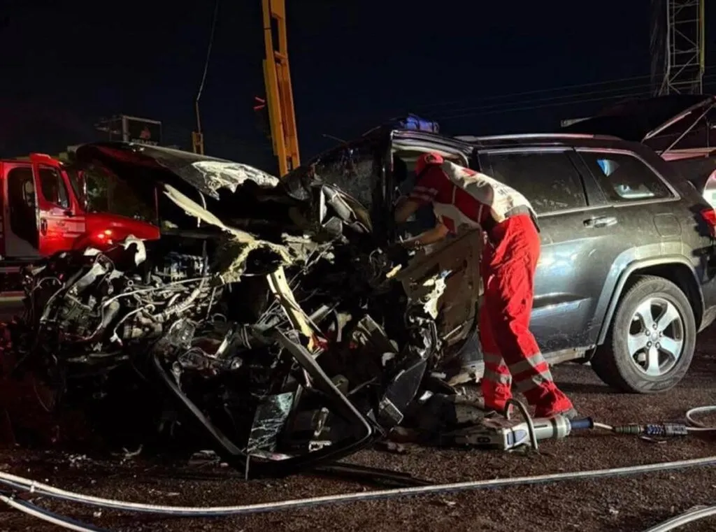 Conductor pierde el control y se impacta contra un poste en Lázaro Cárdenas