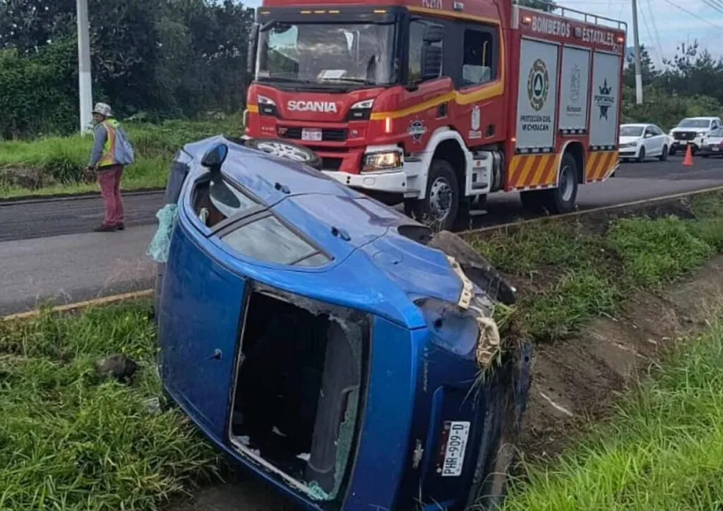 Conductor Pierde el control y sufre volcadura en la Morelia-Pátzcuaro