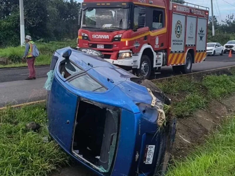 Conductor Pierde el control y sufre volcadura en la Morelia-Pátzcuaro