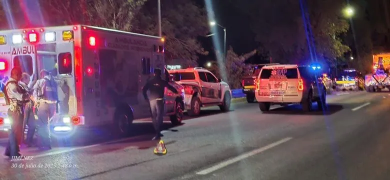 Conductor se salva tras caer de 30 metros con su vehículo a las vías del tren en Morelia