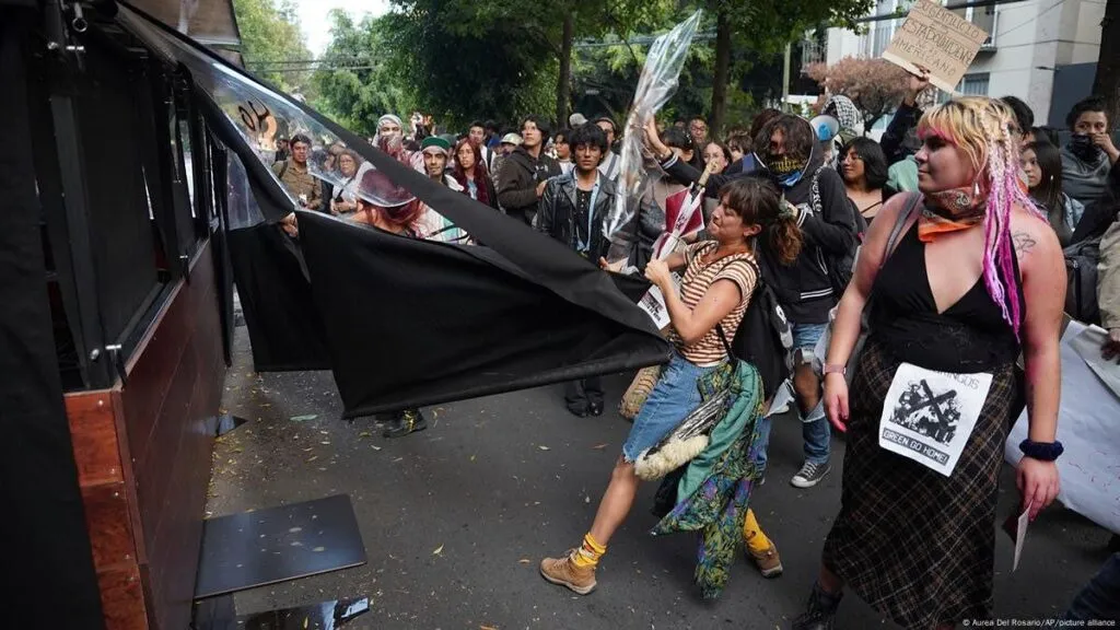 Contabilizan 13 inmuebles con destrozos y robo de mercancía tras marcha contra la gentrificación