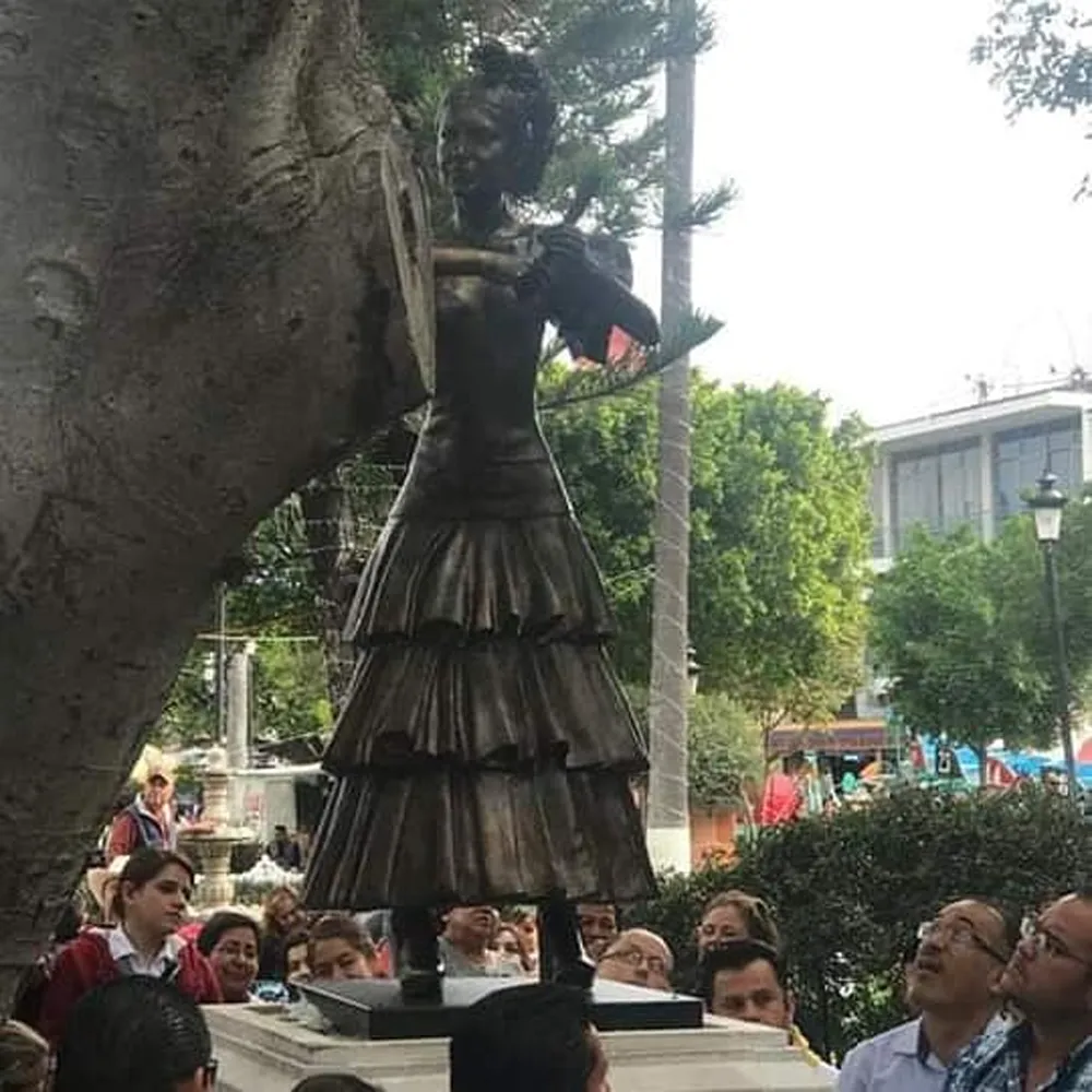 Convocan a retirar monumento de Florinda Meza denominado: “La estatua de la vergüenza”-3