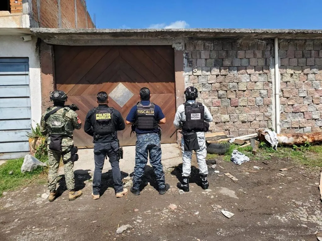 Cumplimenta FGE orden de cateo en Morelia; asegura más de mil 900 dosis de metanfetamina y detiene a cuatro personas