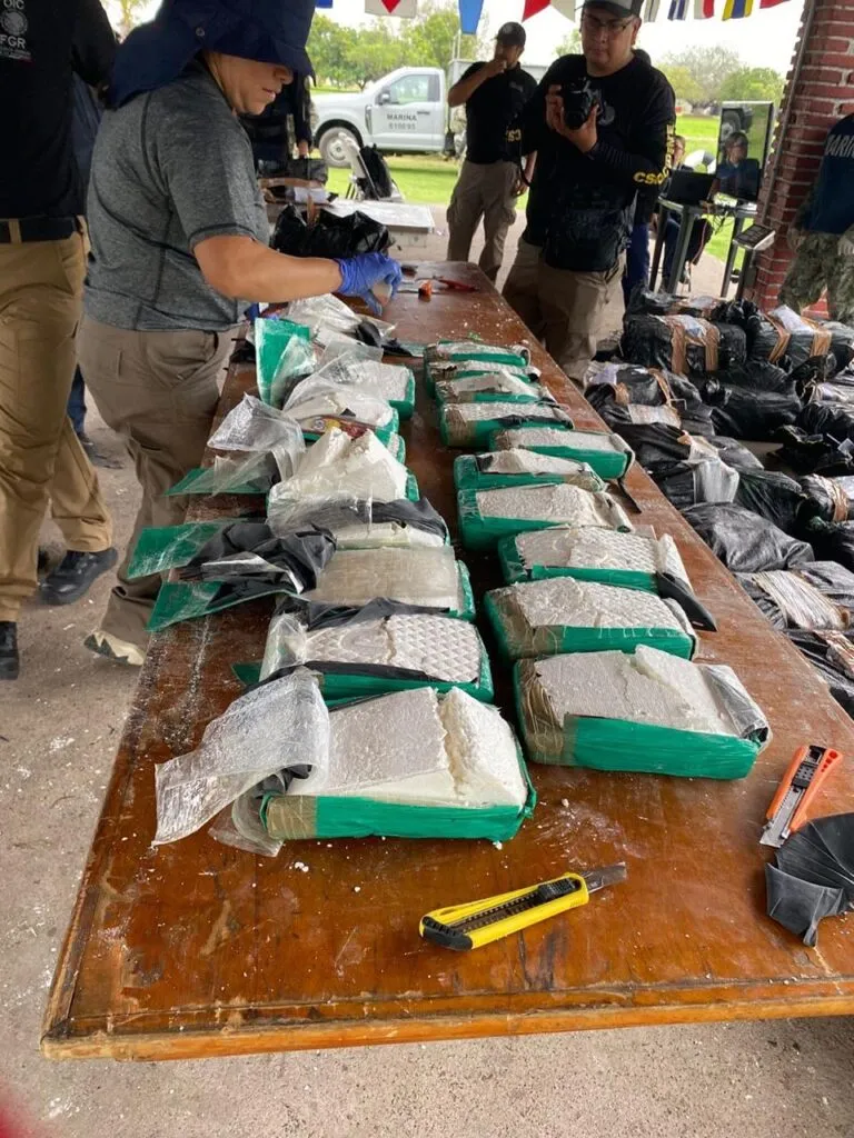 Dan 10 años de prisión a tres hombres por trasporte de cocaína en mar de Lázaro Cárdenas